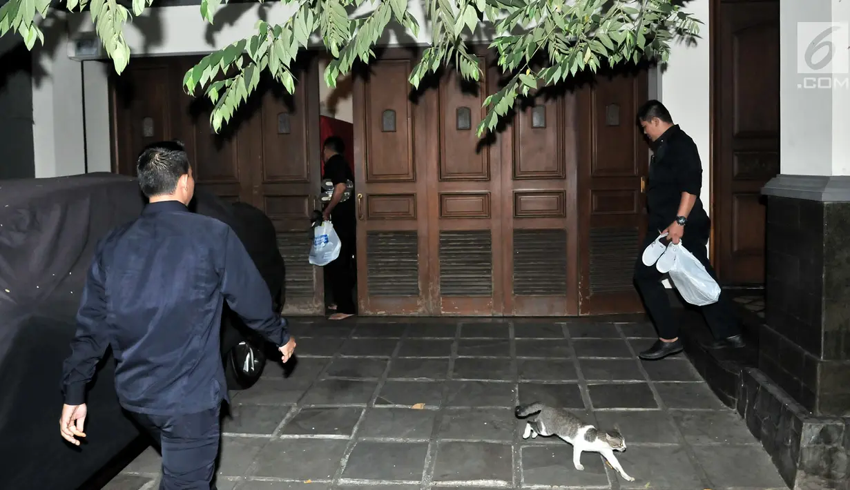 Suasana di halaman rumah Dirut PLN Sofyan Basir saat penggeledahan oleh tim penyidik KPK di Bendungan Hilir, Jakarta, Minggu (15/7). Penggeledahan terkait kasus suap yang melibatkan Eni Maulani Saragih dan Johannes B Kotjo. (Merdeka.com/Iqbal S Nugroho)