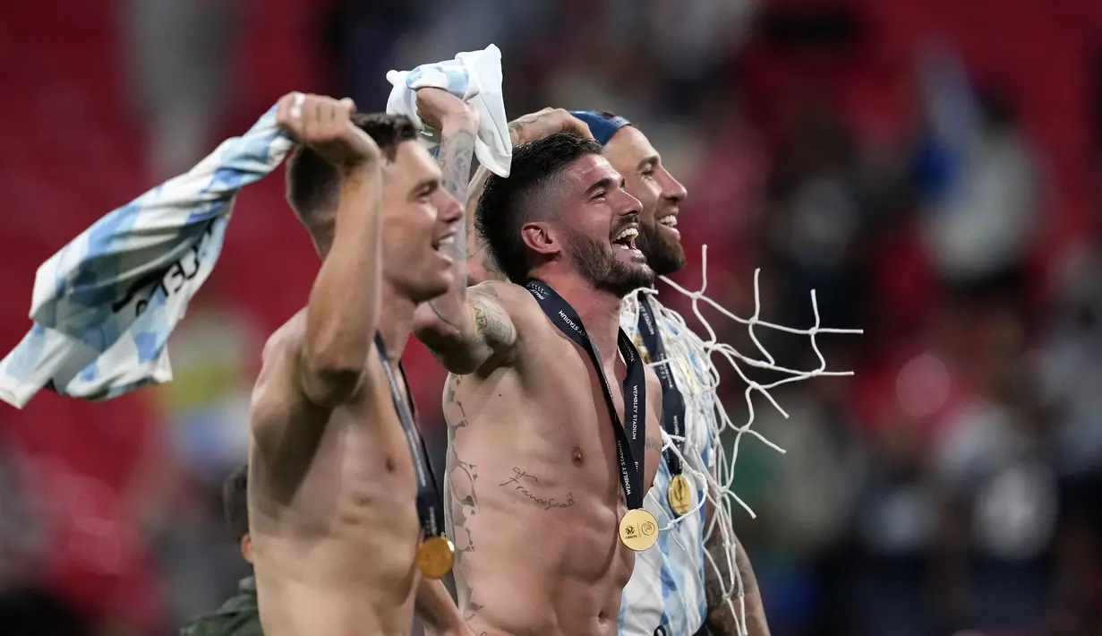 Pemain Argentina, Giovani Lo Celso (kiri), Rodrigo De Paul (tengah), dan Nicolas Otamedi melakukan selebrasi sambil membawa potongan jaring gawang setelah memenangkan laga Finalissima melawan Italia dengan skor 3-0 di Stadion Wembley, Kamis (02/06/2022) dini hari WIB. Gol La Albiceleste masing-masing dicetak oleh Lautaro Martinez (28'), Angel Di Maria (45+1'), dan Paulo Dybala (90+4'). (AP/Matt Dunham)