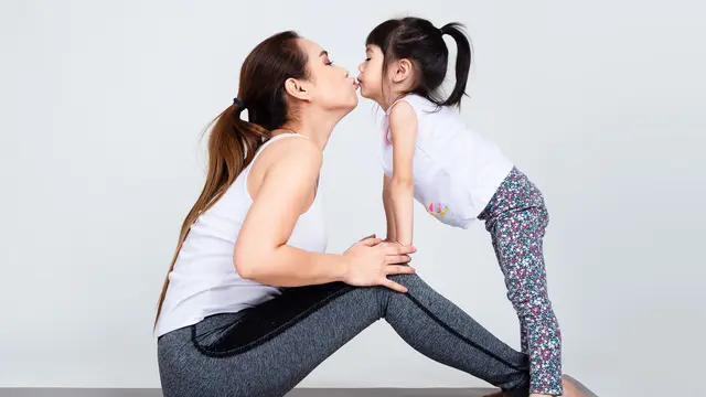 orangtua mencium anak