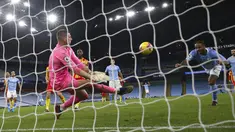 Penjaga gawang West Bromwich Albion Sam Johnstone melakukan penyelamatan untuk menggagalkan upaya pemain Manchester City Raheem Sterling (kanan) mencetak gol pada pertandingan Liga Inggris di Etihad Stadium, Manchester, Inggris, Selasa (15/12/2020). (Clive Brunskill/ Pool via AP)
