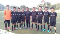 Pelatih Timnas Indonesia U-23, Indra Sjafrie (tengah) bersama peserta Holiday Camp EDF La Liga Academy (istimewa)