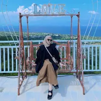 Untukmu yang ingin terlihat santai, kamu bisa mencoba atasan hitam yang dipadukan plisket skirt. Kamu bisa pilih warna kerudung yang senada dengan bawahanmu [instagram/nissa_Sabyan]