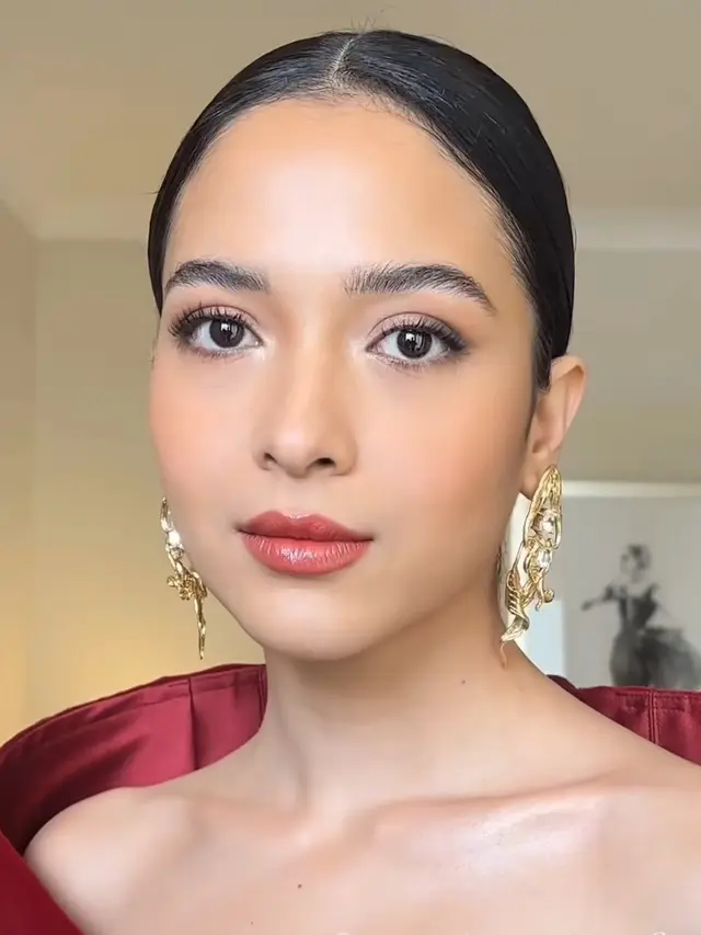 Putri Marino di Red Carpet Festival Film Cannes. [@vagueskin]