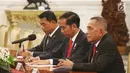 Presiden Joko Widodo didampingi Menhan Ryamizard Ryacudu dan Kepala Staf Kepresidenan Moeldoko saat melakukan pertemuan dengan Menteri Pertahanan Korea Selatan Song Young-moo di Istana Merdeka, Jakarta, Rabu (31/1) . (Liputan6.com/Angga Yuniar)