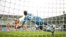 Striker Juventus, Cristiano Ronaldo, mencetak gol ke gawang Spezia pada laga Liga Italia di Stadion Dino Manuzzi, Minggu (1/11/2020). Juventus menang dengan skor 4-1. (Massimo Paolone/LaPresse via AP)