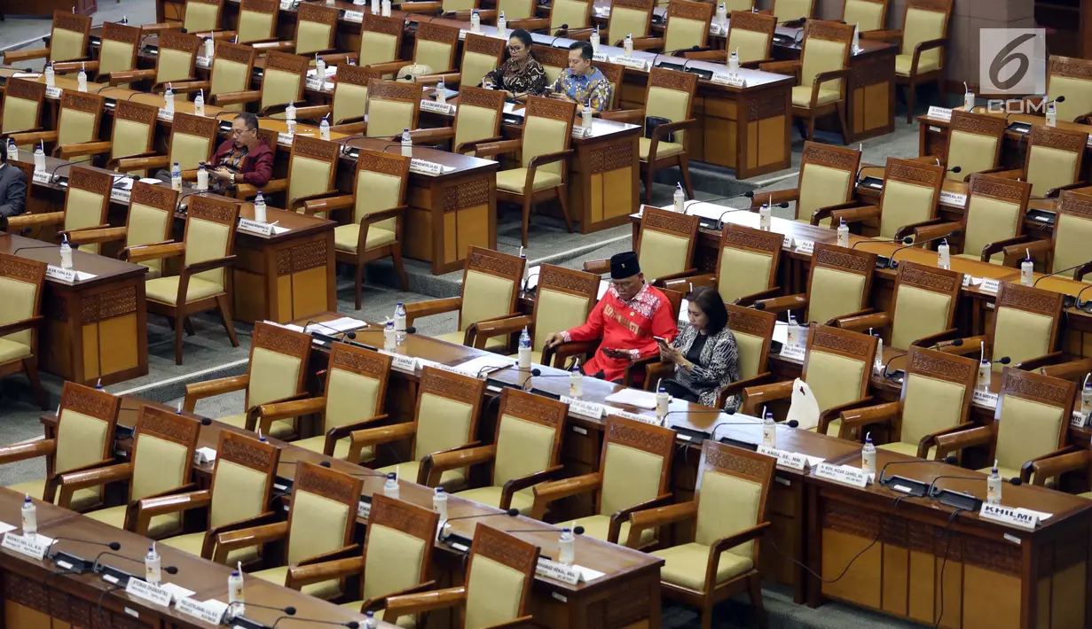 Anggota dewan duduk di antara puluhan bangku kosong saat berlangsung rapat paripurna DPR di Kompleks Parlemen, Senayan, Jakarta, Selasa (10/7). Salah satu hal yang dibahas adalah pelaksanaan APBN Tahun Anggaran 2017. (Liputan6.com/Johan Tallo)