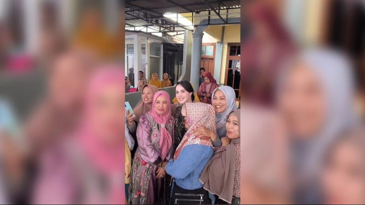 Potret Cantik Arumi Bachsin saat Hadir di Acara Kondangan, 'Dicegat' Ibu-ibu yang Ingin Foto Bareng