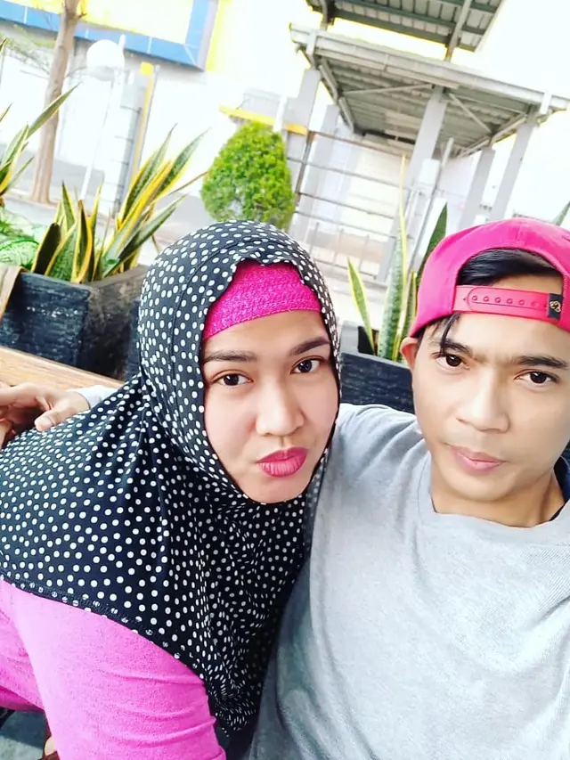 Bebas dari Penjara, Ini 6 Momen Manis Aris Idol dan Sang Istri