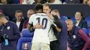Pelatih Inggris, Gareth Southgate, memeluk Jude Bellingham, saat melawan Serbia pada laga Grup C Euro 2024 di Veltins Arena hari Senin (17/06/2024). (AP/Andreea Alexandru)