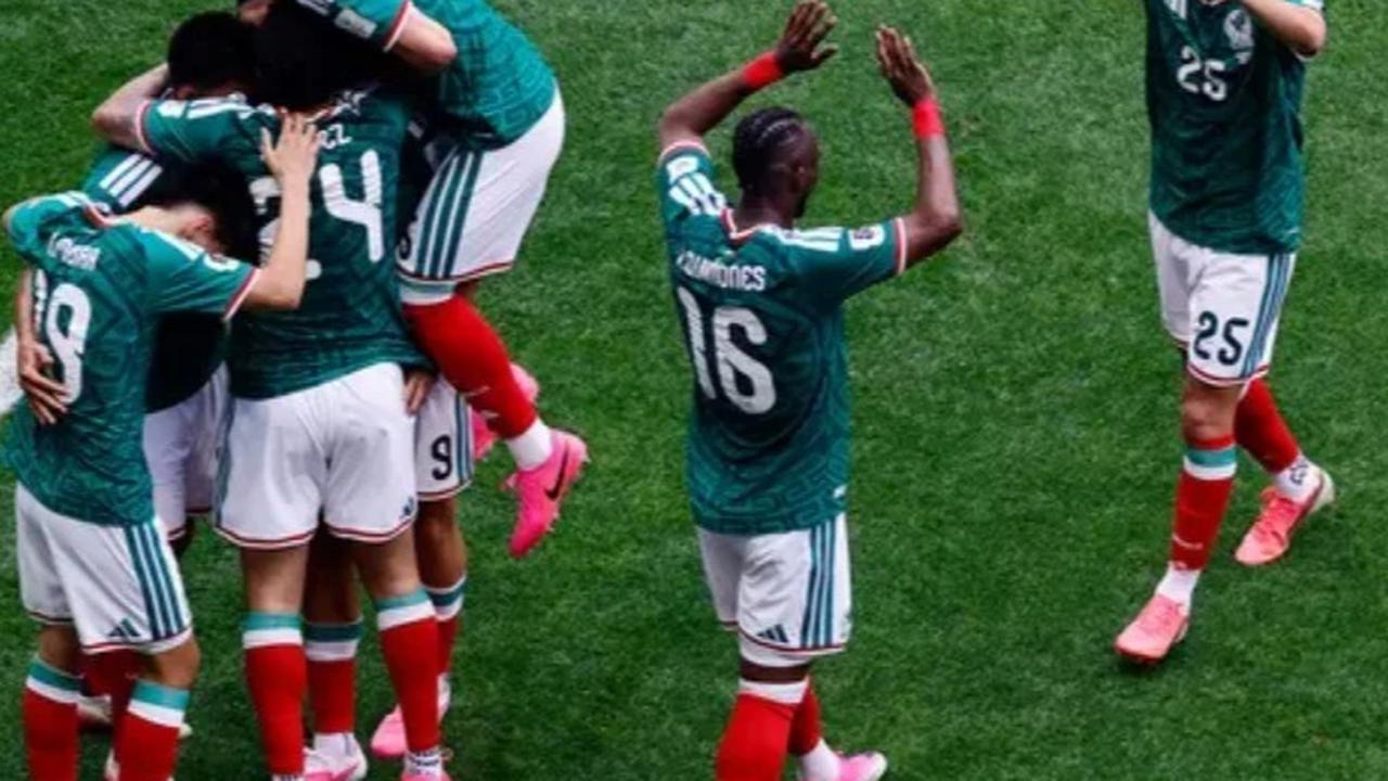 Sepatu pink pemain bola Piala Dunia 2026
