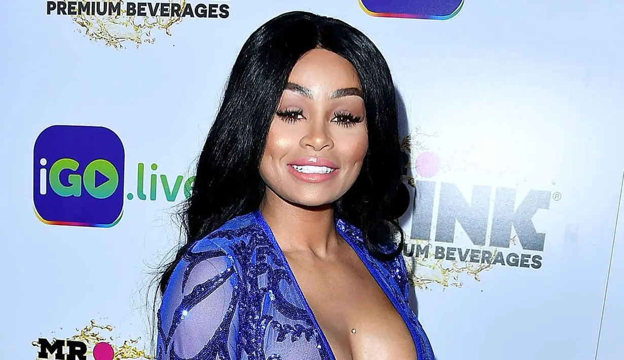 Dilansir dari USMagazine, wartawan pun memintanya untuk mengonfirmasi kabar bahwa dirinya dan YBN benar berkencan. (Celebrity Insider)