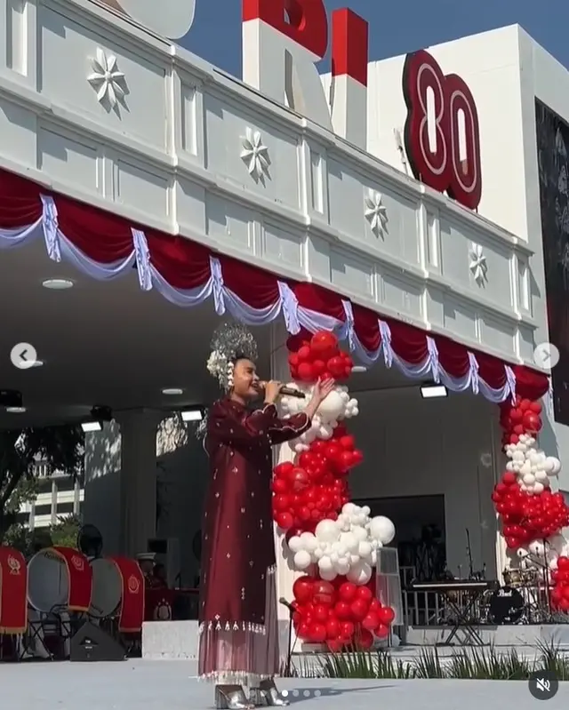 5. Di panggung Istana Merdeka, Rossa menyanyikan lagu "Indonesia Pusaka", serta kolaborasi dengan Endah Laras dan Cakra Khan membawakan lagu "Merah Putih".