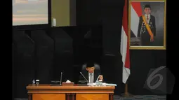 Gubernur DKI Jakarta Basuki Tjahaja Purnama bersiap-siap untuk memberikan penjelasan terkait penjualan minuman beralkohol di minimarket wilayah Jakarta maksimum 5 persen di Gedung DPRD DKI, Jakarta, Selasa (20/1/2015). (Liputan6.com/Herman Zakharia)