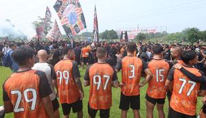 Ratusan suporter Persija Jakarta, The Jakmania, menyerbu latihan tim kebanggaannya di Persija Training Ground, Depok, pada Jumat (8/5/2026) pagi WIB. (Bola.com/Muhammad Iqbal Ichsan)