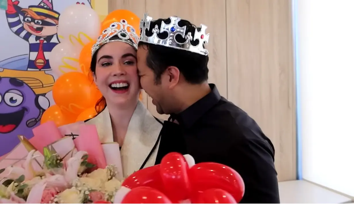 Arumi Bachsin menyebut surprise tersebut sangat diluar dari dugaannya. Bahkan disebut super gokil, tapi bikin happy. [Youtube/Arumi Bachsin]