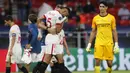 Pemain Sevilla, Youssef En-Nesyri, tampak menangis usai timnya dikalahkan Bayern Munchen pada laga Piala Super Eropa di Puskas Arena, Budapest, Jumat (25/9/2020) dini hari WIB. Sevilla kalah 1-2 oleh Bayern Munchen. (AFP/Bernadett Szabo/pool)