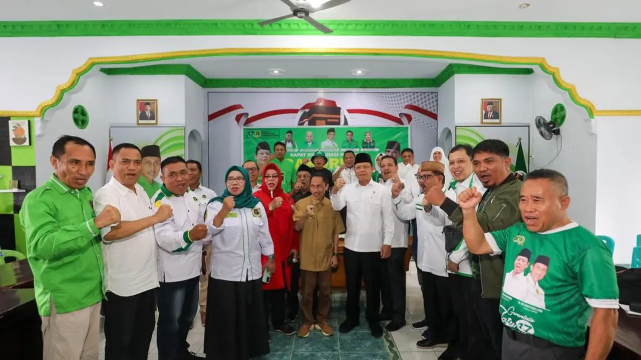 Di tengah kunjungan kerjanya, Plt Ketua Umum PPP Muhamad Mardiono menyempatkan diri menyapa para kader yang ada di Kantor DPW PPP Gorontalo, Kota Gorontalo, Provinsi Gorontalo (Istimewa)
