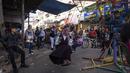 Senyum ceria terpancar dari wajah anak-anak Palestina saat bermain merayakan Idul Fitri 1444 Hijriah. (AP Photo/Fatima Shbair)