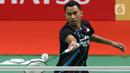 Pebulutangkis Indonesia, Tommy Sugiarto mengembalikan kok ke arah Anthony Sinisuka Ginting saat laga babak kedua tunggal putra Indonesia Masters 2020 di Istora GBK, Jakarta, Kamis (16/1/2020). Anthony Sinisuka Ginting unggul 21-16 21-15 dan melaju ke perempat final. (Liputan6.com/Helmi Fithriansyah)