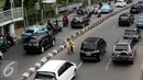 Pedagang asongan menyebrang Jalan Jenderal Sudirman Jakarta, Jumat (25/11). Dibayangi aksi massa besar-besaran Jumat (25/11) arus lalu lintas sejumlah ruas jalan protokol di Jakarta terlihat normal. (Liputan6.com/Helmi Fithriansyah)
