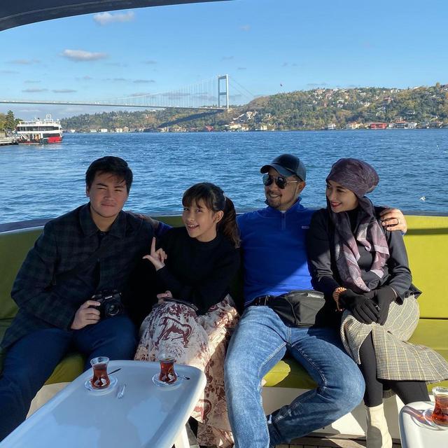 6 Momen Kebersamaan Sultan Djorghi dan Anak Sambungnya, Penuh Kehangatan