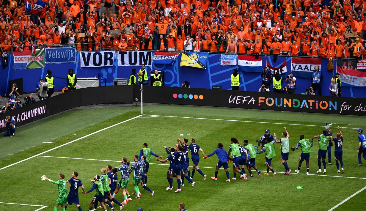 Tim Oranye menang tipis 2-1 atas Polandia. (Christophe SIMON/AFP)