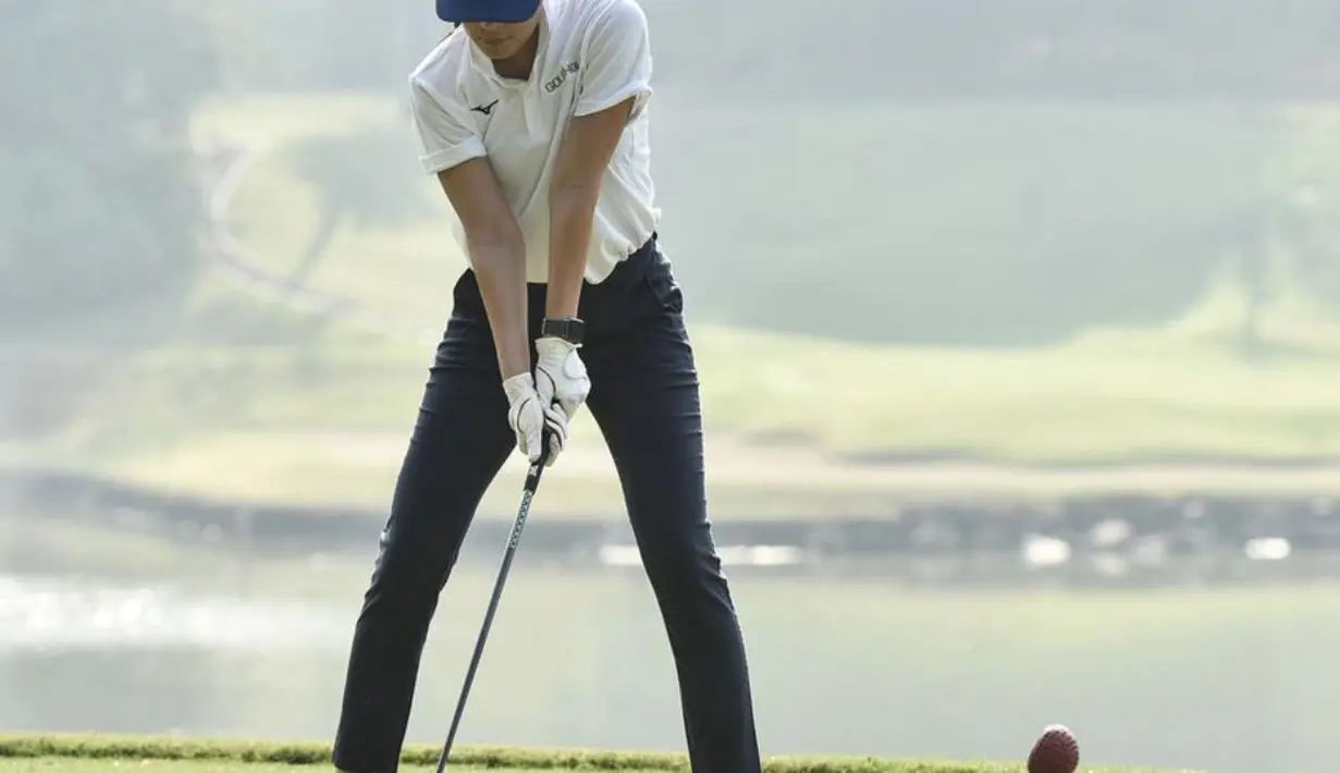 Celana ankle menjadi kunci tampilan chic-nya kala bermain golf.  [Foto: Instagram/ Sigi Wimala]