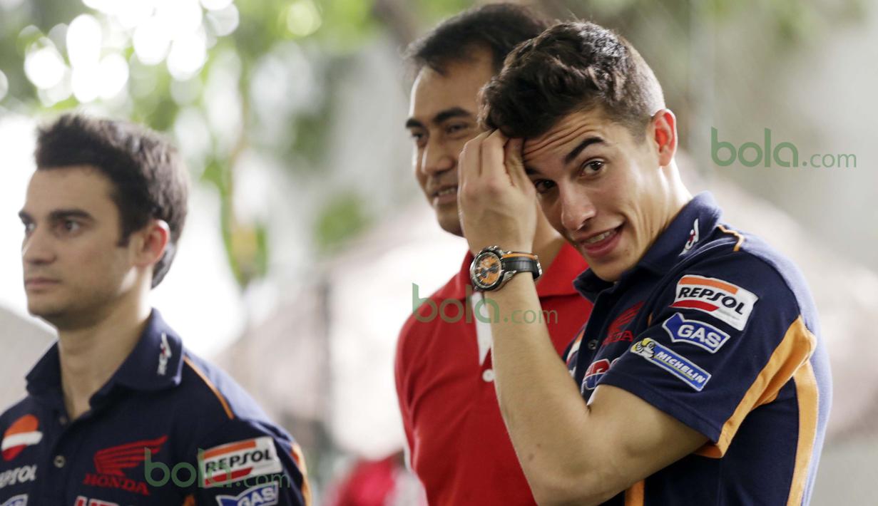 Marc Marquez terlihat antusias mengikuti kegiatan bersama Honda di Lapangan Futsal Kuningan Village, Jakarta, Sabtu (13/2/2016). (Bola.com/Nicklas Hanoatubun)