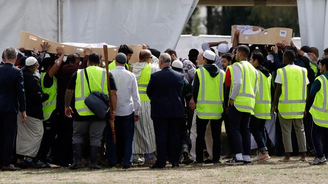 Pelayat membawa jenazah korban penembakan masjid untuk dimakamkan di Memorial Park Cemetery, Christchurch, Selandia Baru, Rabu (20/3). Setelah diserahkan kepada keluarga, sebagian jenazah akan segera dikebumikan. (AP Photo/Mark Baker)