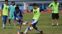 Pelatih Persib Bandung, Mario Gomez (kanan), memimpin sesi latihan di Lapangan Arcamanik Kota Bandung, Rabu (18/4/2018). (Bola.com/Muhammad Ginanjar)