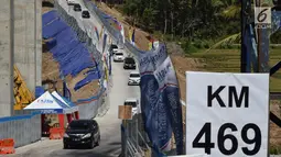 Kendaraan melintasi Tanjakan Kali Kenteng di jalan tol fungsional Salatiga-Boyolali, Jawa Tengah, Senin (18/6). Jalan tol ini akan dibukan selama 24 jam selama arus balik Lebaran 2018. (Liputan6.com/Gholib)