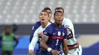 Pemain Timnas Prancis Presnel Kimpembe dan bintang Portugal Cristiano Ronaldo berebut bola dalam lanjutan UEFA Nations League di Stade de France, Paris, Senin (12/10/2020) dini hari WIB. (AP Foto / Thibault Camus)