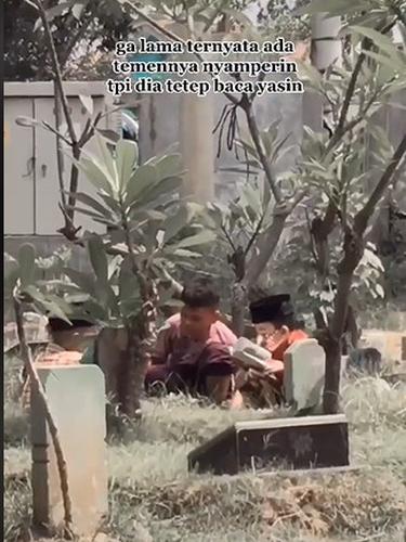 Viral Bocah Ziarah Kubur Sendirian Sambil Baca Yasin, Bikin Haru