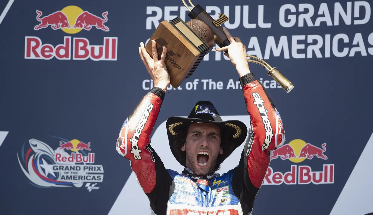 Pebalap LCR Honda, Alex Rins merayakan kemenangan saat MotoGP Amerika 2023 yang berlangsung di Circuit of the Americas, Texas, Amerika Serikat, Senin (17/04/2023) dini hari WIB. (AFP/Mirco Lazzari Gp)