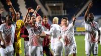 (Dari kiri) Para Pemain AC Milan berselebrasi usai mengalahkan Atalanta pada pertandingan lanjutan Liga Serie A Italia di stadion Atleti Azzurri d'Italia di Bergamo, Senin (24/5/2021). AC Milan menang atas Atalanta 2-0 berkat dua gol penalti Franck Kessie. (AFP/Marco Bertorello)