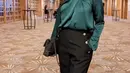Satin top juga hadirkan pesona gaya seru yang begitu elegan.  [Foto: Instagram/ Fifi Aleyda Yahya]