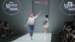 Model memperagakan baju koleksi Matahari Department Store pada Jakarta Fashion Week 2018 di Senayan City, Selasa (24/10). Mengangkat tema Rocks & Fun, koleksi tersebut menandai lima tahun keikutsertaan Matahari dalam ajang JFW (Liputan6.com/Faizal Fanani)