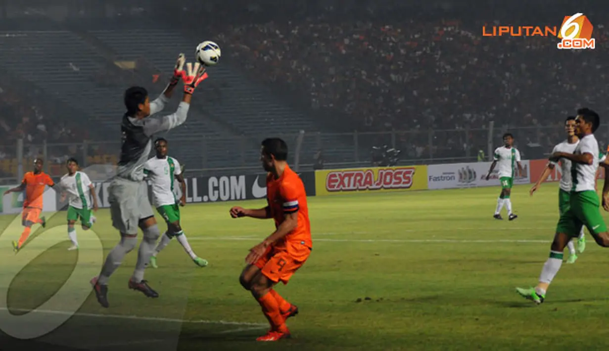 Kurnia Meiga (penjaga gawang Timnas Indonesia) berhasil mengamankan gawangnya dari gempuran pemain depan Belanda dalam Laga yang digelar di Stadion GBK JUmat 7 Juni 2013 - Helmi Fithriansyah