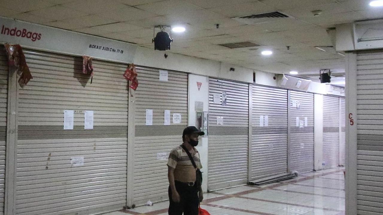 FOTO: Keluh Pedagang Meratapi Pasar Tanah Abang yang Kian Sepi Pengunjung Karena Toko Online