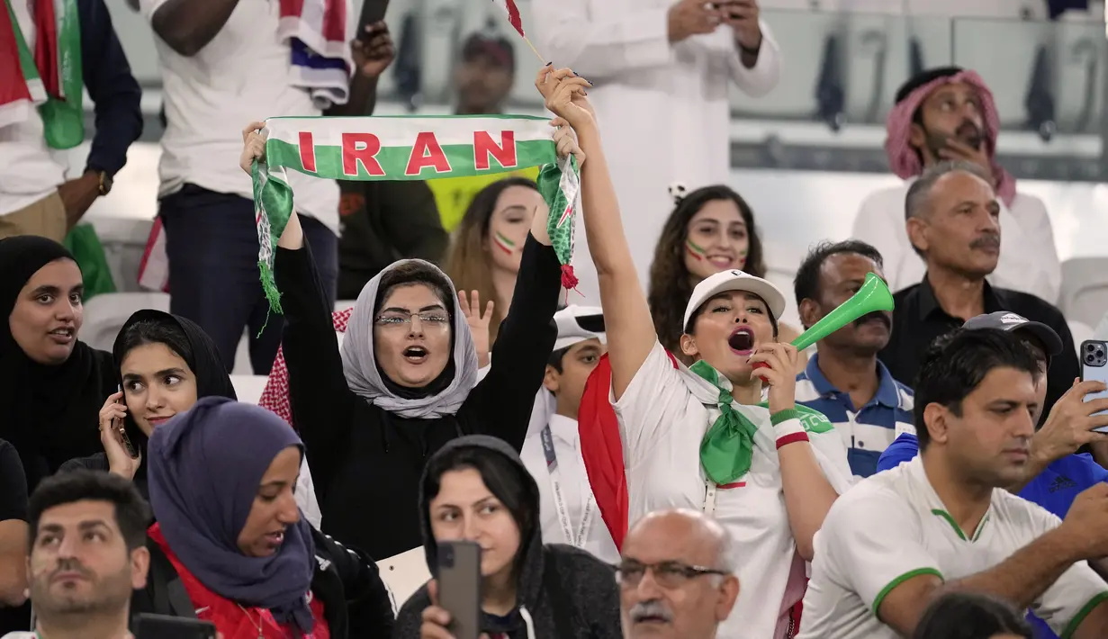 Para fans wanita Iran bersorak saat pertandingan grup B Piala Dunia antara Iran dan Amerika Serikat di Stadion Al Thumama di Doha, Qatar, Selasa, 29 November 2022. (AP Photo/Ashley Landis)