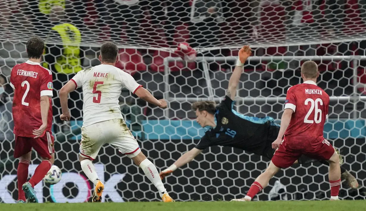 Belum puas dengan tiga gol, Denmark menambah kedudukan lagi di menit ke-82 pertandingan. Mahle sukses mengkonversi umpan Hojbjerg yang masuk ke kotak pinalti dan mengirim bola ke sudut kiri bawah. Papan skor berubah menjadi 1-4 dan bertahan hingga usai. (Foto: AP/Pool/Martin Meissner)