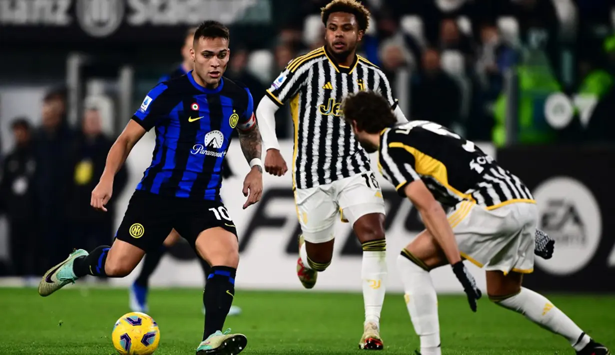 Pertemuan Juve dan Inter Milan berlangsung seru di awal laga. Inter mendapat peluang emas pertama di menit ketiga ketika sundulan Marcus Thuram masih bisa diamankan kiper Juventus Wojciech Szczesny. (MARCO BERTORELLO/AFP)
