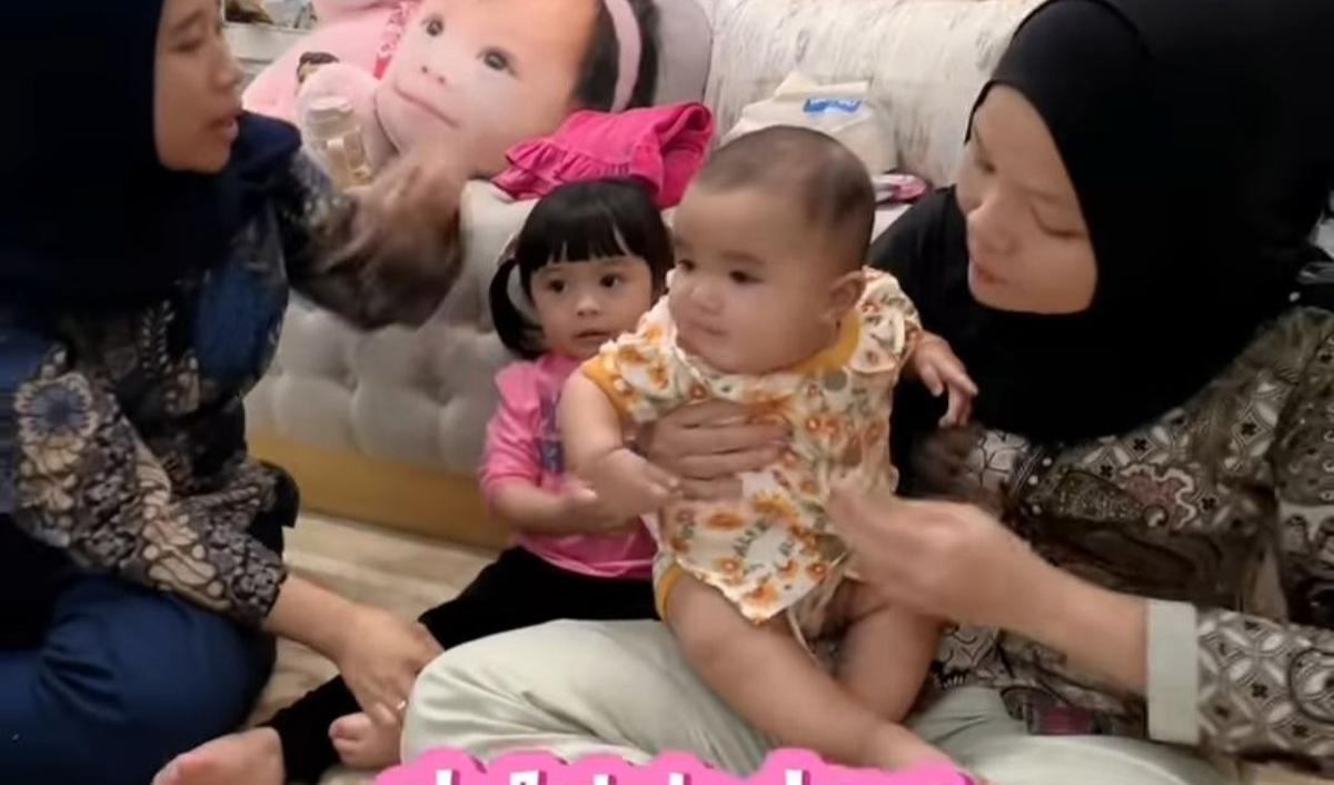 Potret kebersamaan Ameena dan Azura begitu lucu dan menggemaskan.<br>