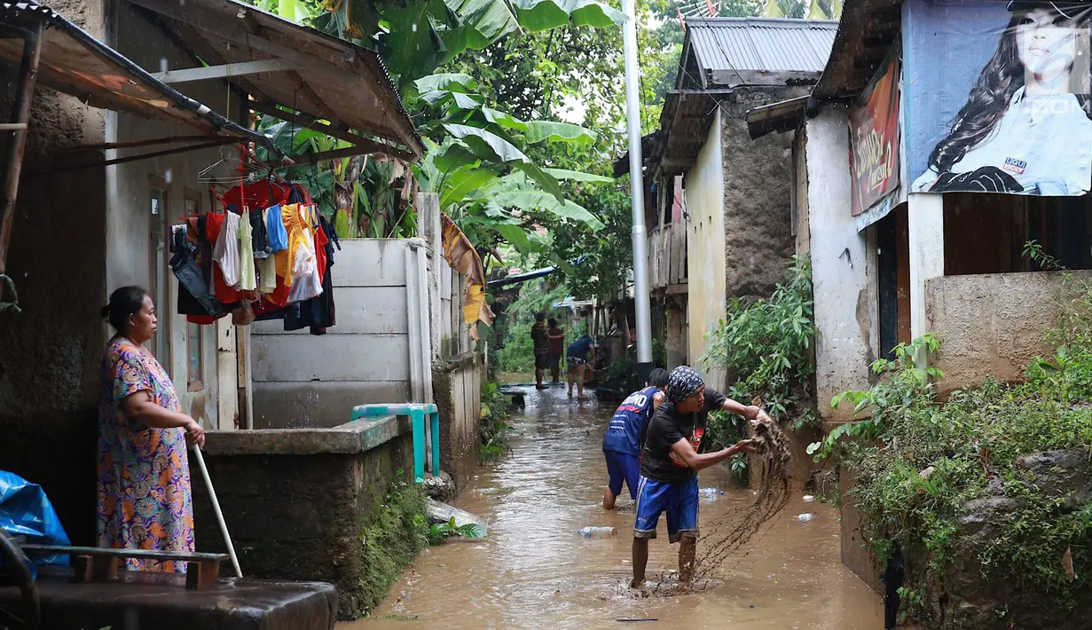 Warga membersihkan lumpur dari banjir yang menggenangi Gang Arus Dalam di Cawang, Jakarta Timur, Rabu (24/4). Banjir kiriman dari Bogor yang menggenangi kawasan tersebut menyisakan lumpur dan sampah sehingga menganggu aktivitas warga. (Liputan6.com/Immanuel Antonius)