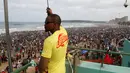 Penjaga pantai mengamati keadaan sekitar lokasi sebuah pantai yang dipadati oleh pengunjung di Durban, Afrika Selatan (1/1). (REUTERS/Rogan Ward)
