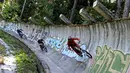 Sejumlah freestyler meluncur di jalur bekas Olimpiade Musim Dingin 1984, Bosnia-Herzegovina , Jumat (8/8/2015). Kawasan ini tidak dirawat dan dibiarkan runtuh akibat digunakan markas tentara Bosnia dan Herzegovina pada perang 1991. (Reuters/Dado Ruvic)