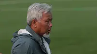 Pelatih Timnas Wanita Indonesia, Satia Bagdja saat memimpin timnya melawan Legenda Indonesia pada laga uji coba di Lapangan ABC Senayan, Jakarta, Kamis (5/4/2018). Timnas Wanita Indonesia menang 3-2. (Bola.com/Nick Hanoatubun)