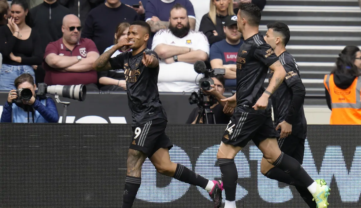 Selebrasi striker Arsenal, Gabriel Jesus setelah mencetak gol pertama timnya ke gawang West Ham United pada laga pekan ke-31 Liga Inggris 2022/2023 di London Stadium, London (17/4/2023). (AP Photo/Kirsty Wigglesworth)