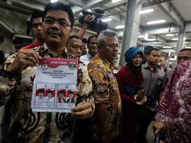 Ketua KPU Juri Ardiantoro menunjukkan surat suara pilkada wilayah Banten di percetakan PT Dian Rakyat, Pulo Gadung, Jakarta, Rabu (22/1). Sebanyak 7,9 juta kertas suara mulai dicetak dengan proses cetak selama empat hari. (Liputan6.com/Faizal Fanani)