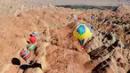 Sejumlah balon udara terbang di atas Taman Geologi Nasional Danxia di Zhangye, Provinsi Gansu, China barat laut, pada 26 Juli 2020. Sebuah festival balon udara internasional dibuka di Zhangye pada Minggu (26/7). Total 100 balon udara akan ditampilkan dalam festival tersebut. (Xinhua/Cheng Lin)